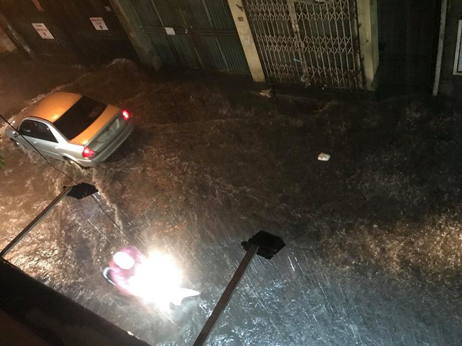 Chùm ảnh: Hàng nghìn phương tiện kẹt cứng trong đêm ở Hà Nội  do mưa lớn - Ảnh 1.