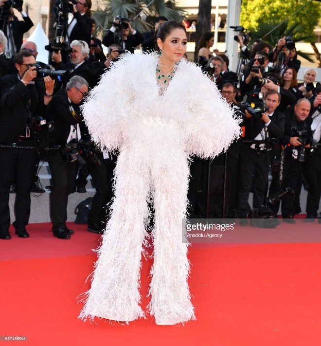 Thảm đỏ LHP Cannes 2018: Hoa hậu Pakistan mặc gợi cảm lấn át cả Phạm Băng Băng - Ảnh 9.