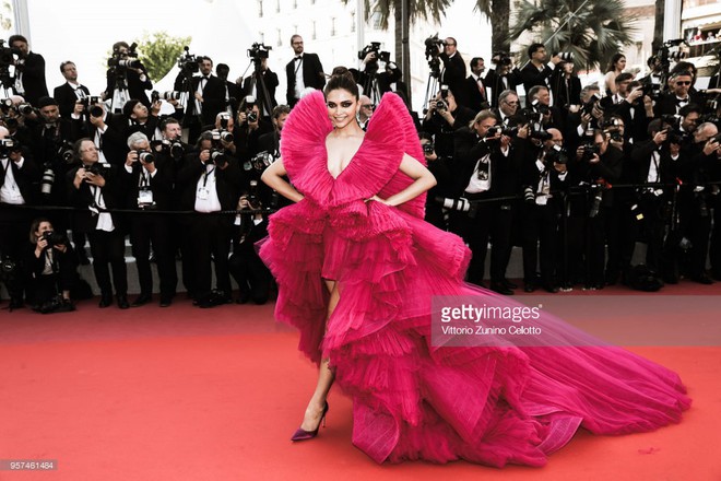 Thảm đỏ LHP Cannes 2018: Hoa hậu Pakistan mặc gợi cảm lấn át cả Phạm Băng Băng - Ảnh 6.