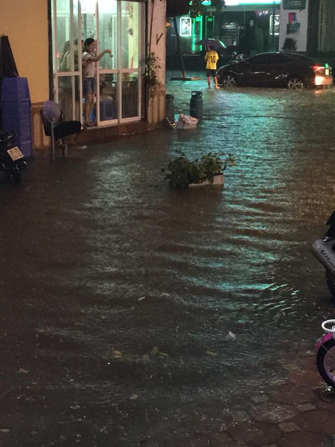 Chùm ảnh: Hàng nghìn phương tiện kẹt cứng trong đêm ở Hà Nội  do mưa lớn - Ảnh 6.