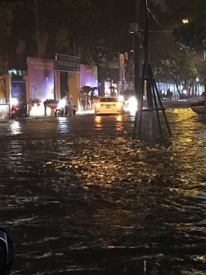 Chùm ảnh: Hàng nghìn phương tiện kẹt cứng trong đêm ở Hà Nội  do mưa lớn - Ảnh 2.