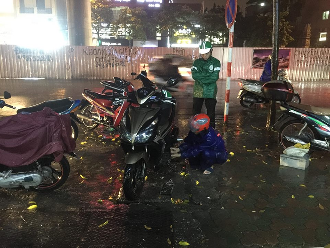 Chùm ảnh: Hàng nghìn phương tiện kẹt cứng trong đêm ở Hà Nội  do mưa lớn - Ảnh 7.