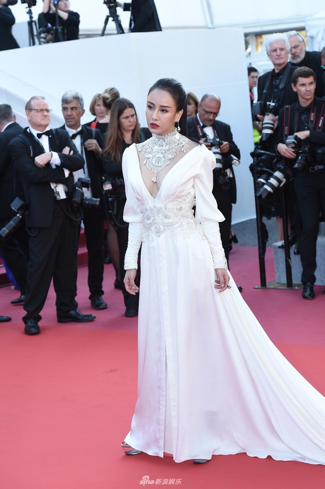 Thảm đỏ LHP Cannes 2018: Hoa hậu Pakistan mặc gợi cảm lấn át cả Phạm Băng Băng - Ảnh 13.