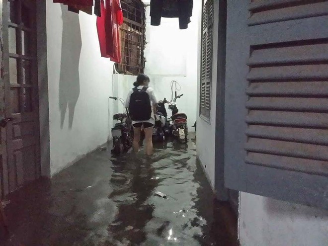 Dân Hà Nội vật vã về nhà trong đêm khuya sau 4 giờ mưa lớn, ngập sâu - Ảnh 13.