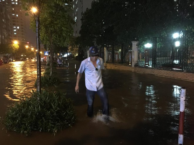 Dân Hà Nội vật vã về nhà trong đêm khuya sau 4 giờ mưa lớn, ngập sâu - Ảnh 19.