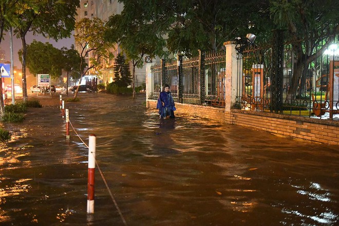 Dân Hà Nội vật vã về nhà trong đêm khuya sau 4 giờ mưa lớn, ngập sâu - Ảnh 24.