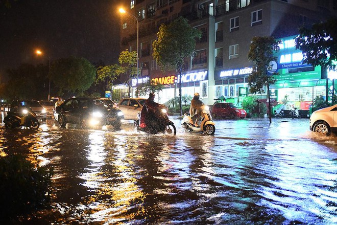 Dân Hà Nội vật vã về nhà trong đêm khuya sau 4 giờ mưa lớn, ngập sâu - Ảnh 22.