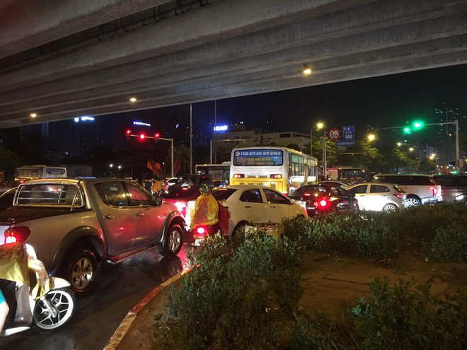 Chùm ảnh: Hàng nghìn phương tiện kẹt cứng trong đêm ở Hà Nội  do mưa lớn - Ảnh 14.