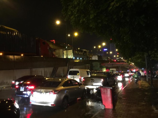 Chùm ảnh: Hàng nghìn phương tiện kẹt cứng trong đêm ở Hà Nội  do mưa lớn - Ảnh 13.