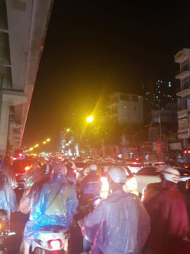 Chùm ảnh: Hàng nghìn phương tiện kẹt cứng trong đêm ở Hà Nội  do mưa lớn - Ảnh 12.
