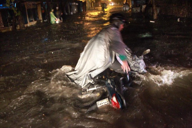 Chùm ảnh: Hàng nghìn phương tiện kẹt cứng trong đêm ở Hà Nội  do mưa lớn - Ảnh 11.