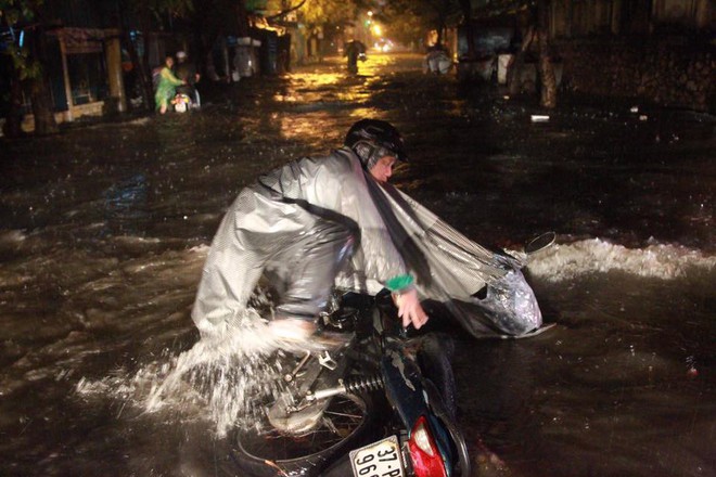 Dân Hà Nội vật vã về nhà trong đêm khuya sau 4 giờ mưa lớn, ngập sâu - Ảnh 35.