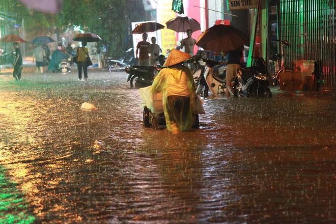 Chùm ảnh: Hàng nghìn phương tiện kẹt cứng trong đêm ở Hà Nội  do mưa lớn - Ảnh 10.