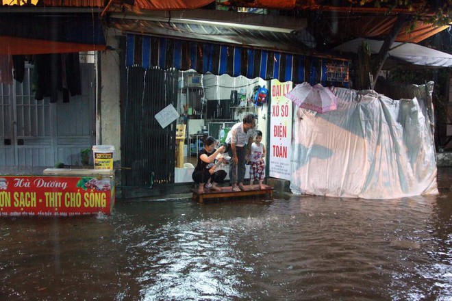 Dân Hà Nội vật vã về nhà trong đêm khuya sau 4 giờ mưa lớn, ngập sâu - Ảnh 39.