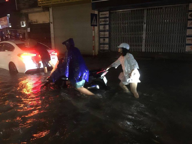 Chùm ảnh: Hàng nghìn phương tiện kẹt cứng trong đêm ở Hà Nội  do mưa lớn - Ảnh 5.