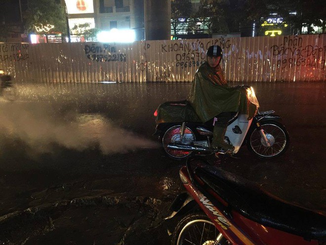 Chùm ảnh: Hàng nghìn phương tiện kẹt cứng trong đêm ở Hà Nội  do mưa lớn - Ảnh 3.