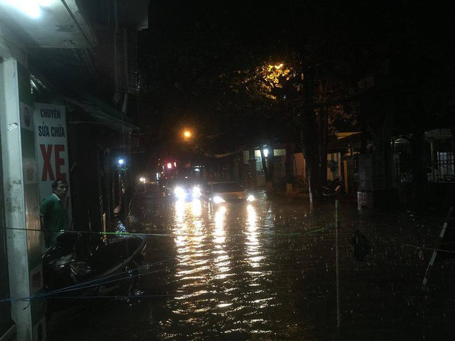 Chùm ảnh: Hàng nghìn phương tiện kẹt cứng trong đêm ở Hà Nội  do mưa lớn - Ảnh 4.