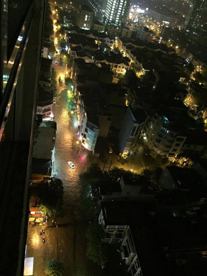 Chùm ảnh: Hàng nghìn phương tiện kẹt cứng trong đêm ở Hà Nội  do mưa lớn - Ảnh 8.