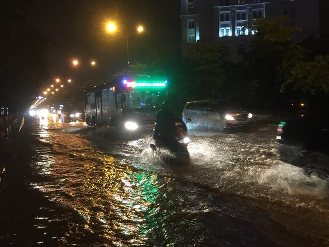 Chùm ảnh: Hàng nghìn phương tiện kẹt cứng trong đêm ở Hà Nội  do mưa lớn - Ảnh 9.
