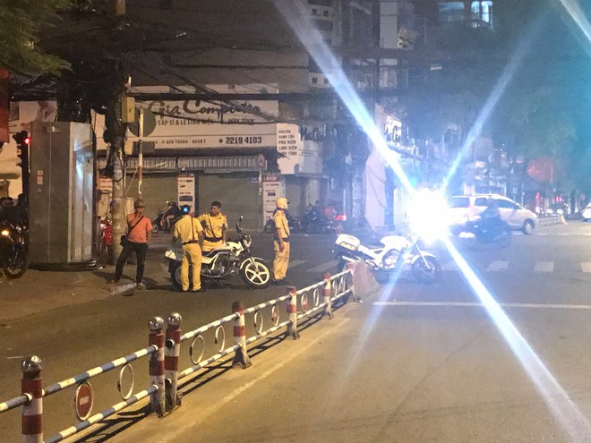 Đột kích 2 nhà hàng trung tâm Sài Gòn, phát hiện hơn 100 tiếp viên hở hang phục vụ khách - Ảnh 1.