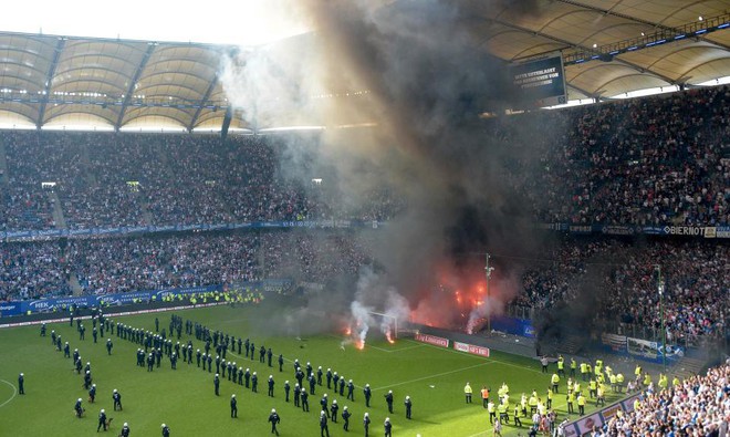 CĐV Đức đốt sân ngày đội nhà xuống hạng sau 55 năm - Ảnh 2.