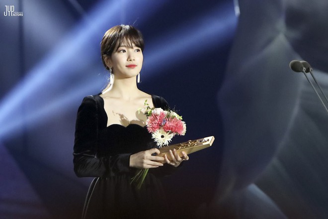 Hình hậu trường nóng hổi của Suzy tại Baeksang: Sải bước ở hầm để xe mà sang như bà hoàng, đẹp hơn cả đi thảm đỏ - Ảnh 27.