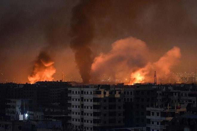 Bầu trời Damascus, Syria đỏ rực lửa - Không quân Nga tấn công ồ ạt - Ảnh 1.