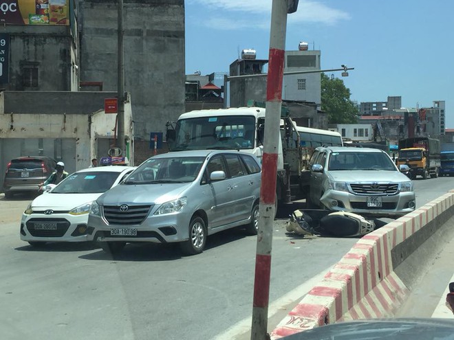 Hiện trường tai nạn liên hoàn trên phố Hà Nội khiến dân mạng đau đầu đi tìm nguyên nhân - Ảnh 2.