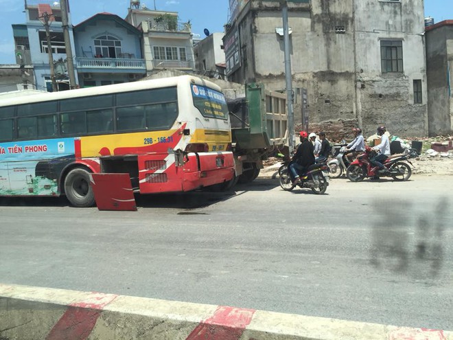 Hiện trường tai nạn liên hoàn trên phố Hà Nội khiến dân mạng đau đầu đi tìm nguyên nhân - Ảnh 4.