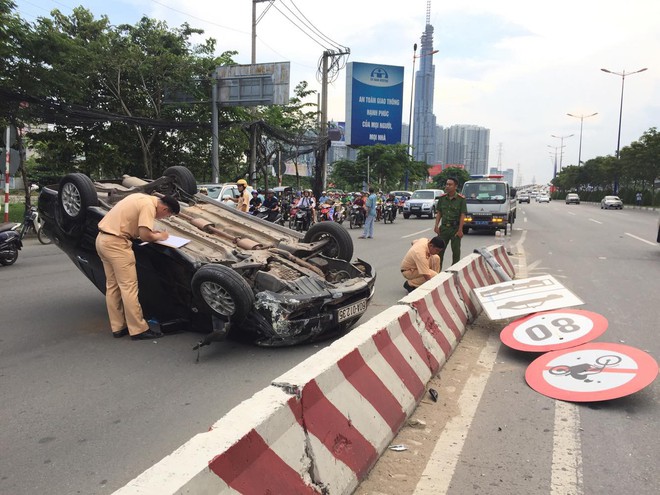 Xế hộp tông thẳng dải phân cách, húc đổ biển báo, nhiều người  hoảng sợ - Ảnh 1.