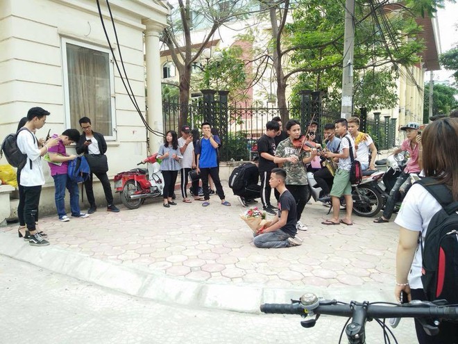 Nam thanh niên ôm bó hoa hồng quỳ trước cổng Nhạc viện Hà Nội tỏ tình nhưng thất bại - Ảnh 4.