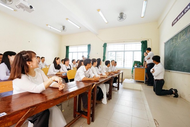 Đây là bộ ảnh kỷ yếu của nhóm học sinh U40 được nhắc và chia sẻ nhiều nhất hôm nay - Ảnh 7.