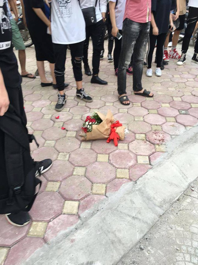 Nam thanh niên ôm bó hoa hồng quỳ trước cổng Nhạc viện Hà Nội tỏ tình nhưng thất bại - Ảnh 5.