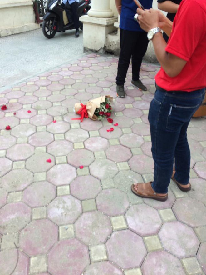 Nam thanh niên ôm bó hoa hồng quỳ trước cổng Nhạc viện Hà Nội tỏ tình nhưng thất bại - Ảnh 6.
