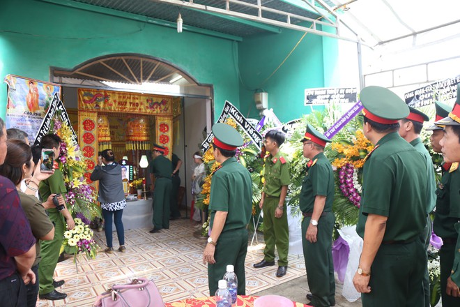 Mẹ hiệp sĩ bị đâm tử vong ở Sài Gòn: Con tôi ngã xuống vì thành phố bình yên - Ảnh 1.