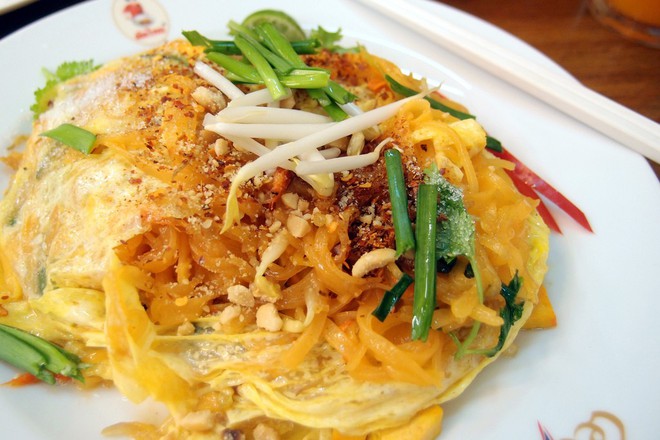 Khám phá món mì cuộn trứng ngon hết sảy nhất định bạn phải ‘đánh chén’ khi ghé thăm Bangkok - Ảnh 1.