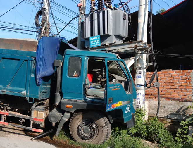 Tai nạn liên hoàn, 6 người bị thương, cả phường mất điện - Ảnh 1.