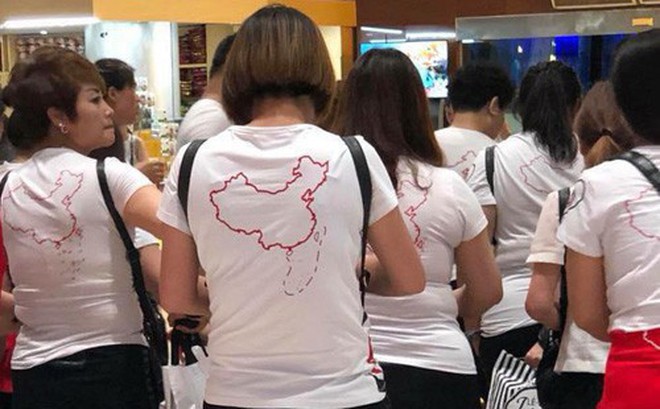 Tại sao nhóm khách Trung Quốc mặc áo in hình đường 'lưỡi bò' qua được cửa khẩu? Tại sao nhóm khách Trung Quốc mặc áo in hình đường 'lưỡi bò' qua được cửa khẩu?