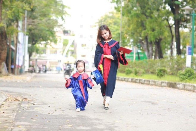 Nữ sinh Bách Khoa nhận bằng tốt nghiệp cùng con gái 3 tuổi: Làm mẹ đơn thân, sinh con xong 1 tuần đã lại đi làm - Ảnh 4.