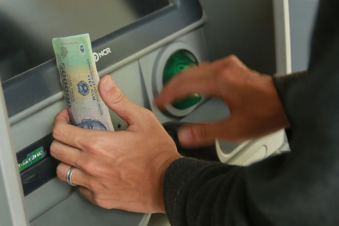 4 cách để khách hàng tiết kiệm trăm nghìn tiền phí giao dịch ATM - Ảnh 1.