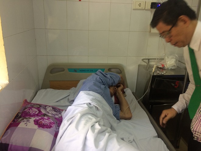 Tài xế taxi bị đập gạch vỡ đầu được chuyển sang Bệnh viện Việt Đức điều trị - Ảnh 1.