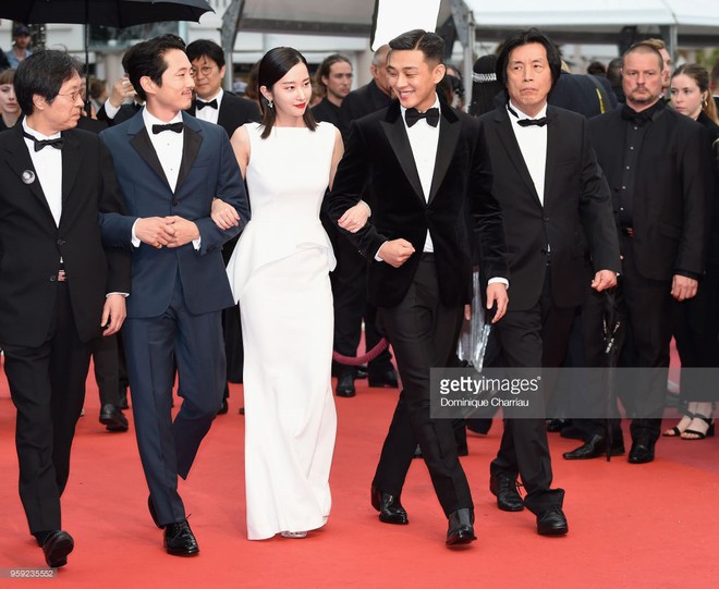 Thảm đỏ LHP Cannes: Huỳnh Hiểu Minh kém sắc, Yoo Ah In bảnh bao xuất hiện cùng dàn siêu mẫu xinh đẹp - Ảnh 8.