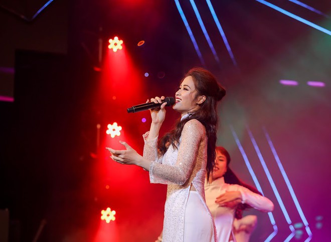 Hoa hậu Hương Giang gây chú ý khi tham gia chương trình Dấu ấn và khát vọng - Ảnh 10.