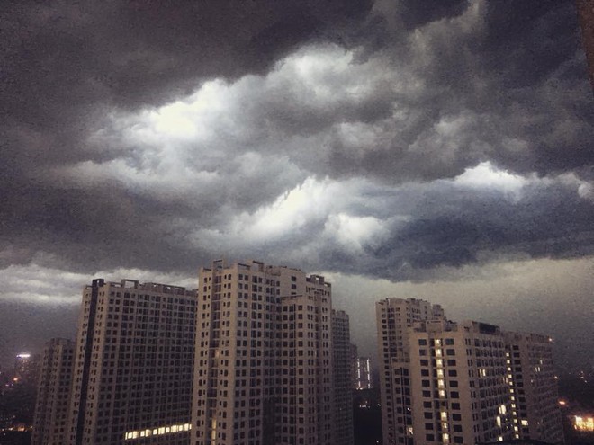 Hình ảnh cơn mưa giông và cầu vồng ở Hà Nội tràn ngập mạng xã hội