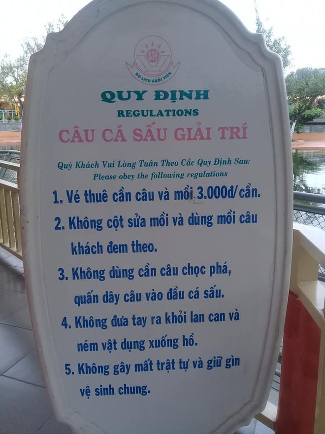 Kệ biển cảnh báo nguy hiểm, người phụ nữ vẫn cầm ô chọc cá sấu, trêu đùa mạng sống của mình - Ảnh 1.