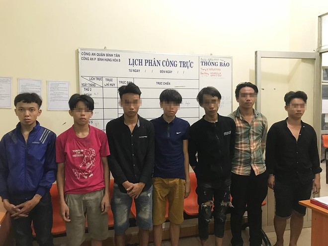 Băng nhóm tuổi teen mang hung khí trộm cướp tài sản giữa khuya ở Sài Gòn - Ảnh 1.