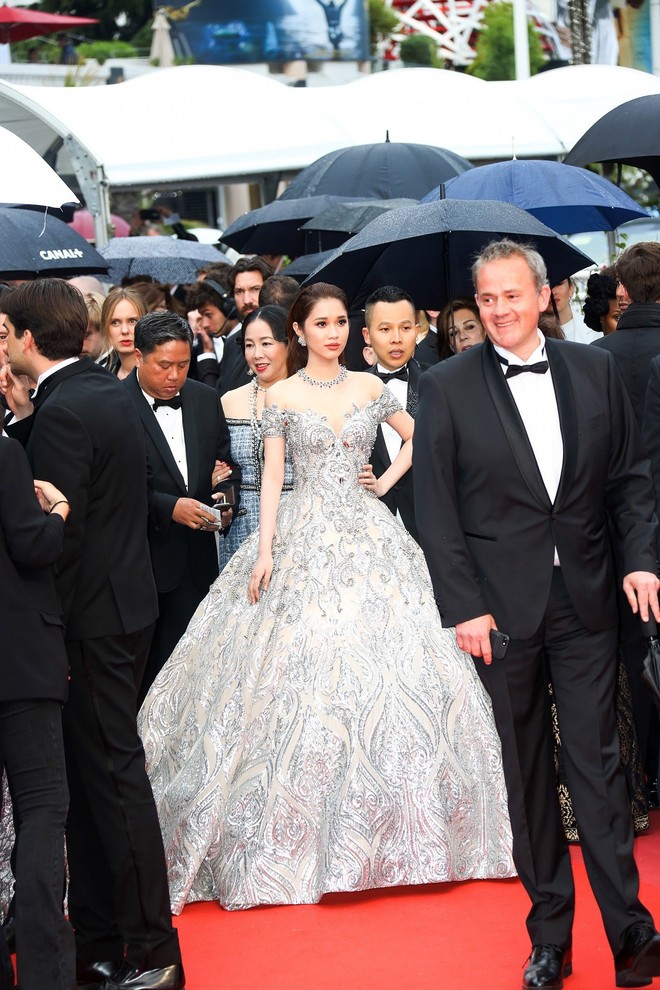 Trên thảm đỏ LHP Cannes 2018, sao Việt mặc nóng bỏng hơn cả sao quốc tế - Ảnh 8.