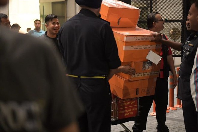 Malaysia thu 72 bao tiền, 284 túi hàng hiệu tại nhà ông Najib - Ảnh 1.