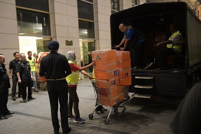 Cận cảnh xe đẩy ùn ùn chở hàng trăm túi xách, vali tiền mặt từ tư gia cựu Thủ tướng Malaysia - Ảnh 2.