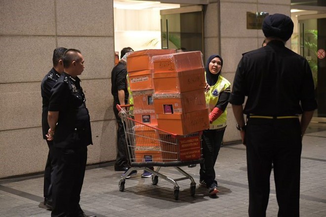 Cận cảnh xe đẩy ùn ùn chở hàng trăm túi xách, vali tiền mặt từ tư gia cựu Thủ tướng Malaysia - Ảnh 3.